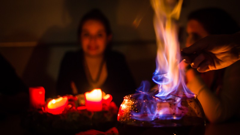 Bei der Feuerzangenbowle kommt man gut ins Gespräch. Ein geniales Dankeschön für die Arbeit der KjG