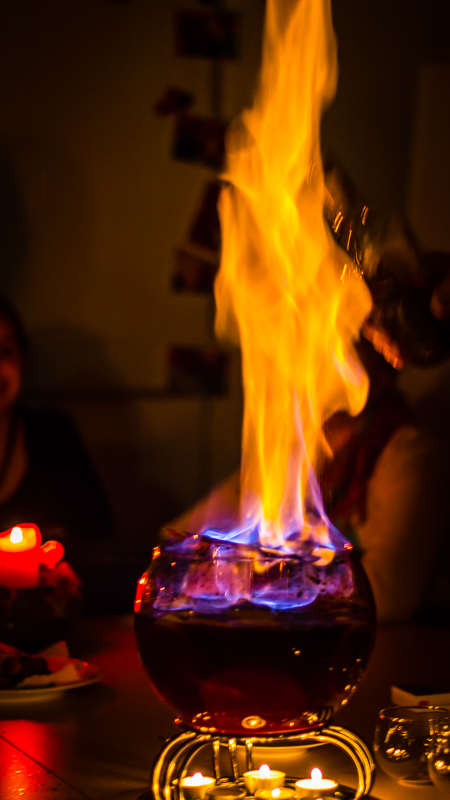 Die Flammen schlagen hoch bei der wärmenden Feuerzangenbowle
