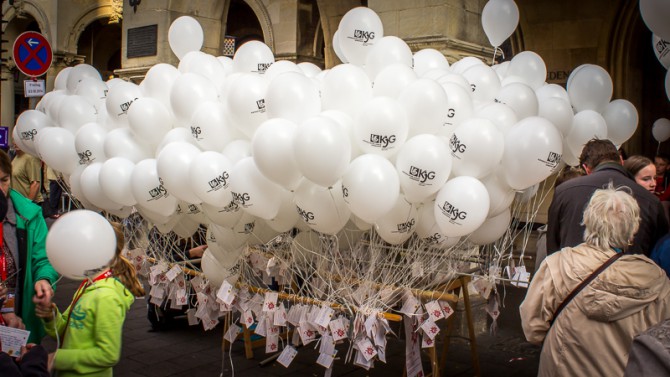 Die Ballons der Friedensaktion vor dem Start